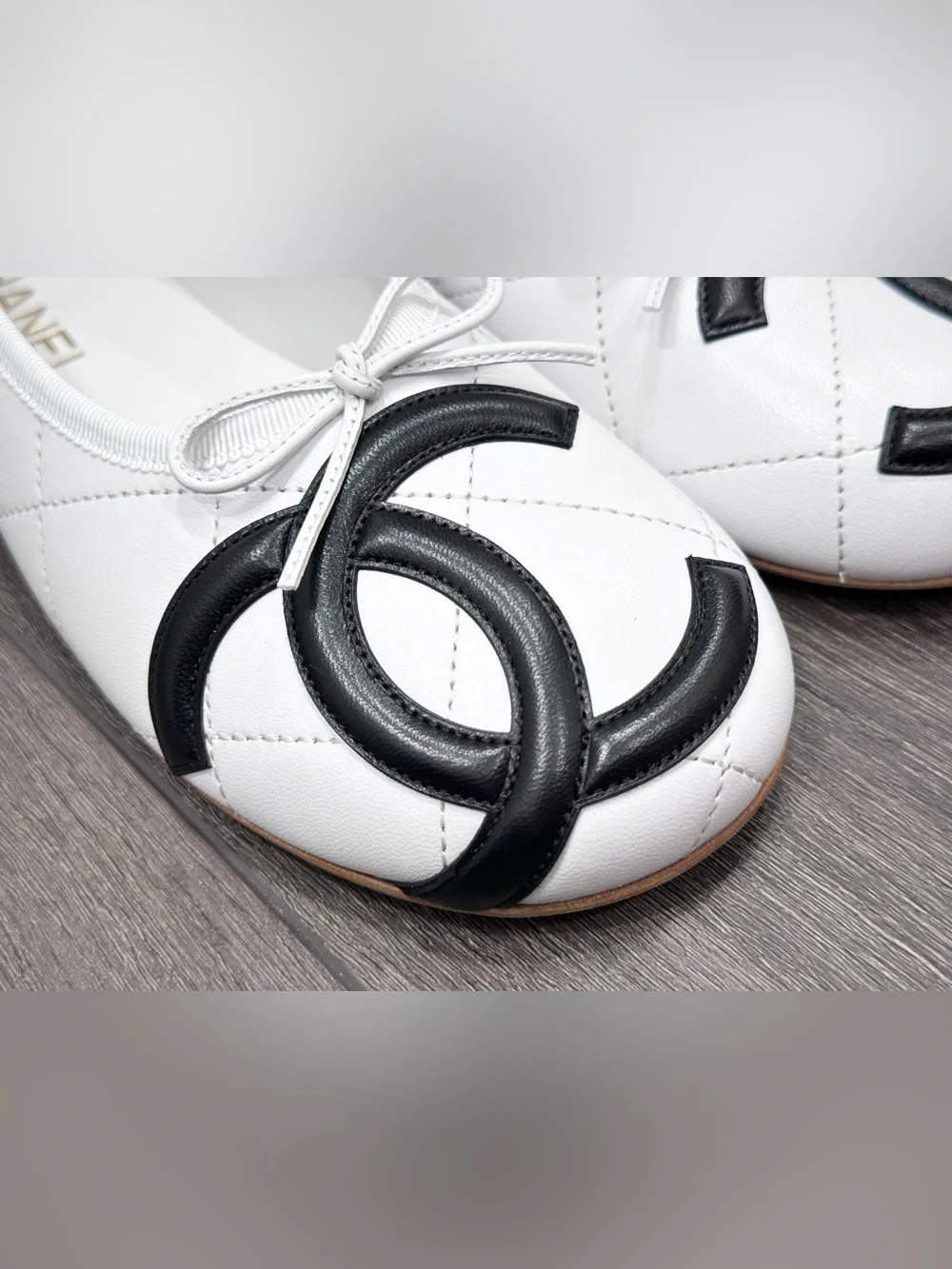 NEW CHANEL CAMBON WHITE QUILTED LEATHER FLATS WITH LARGE BLACK CC LOGO size 38.5 - Picture 7 of 16